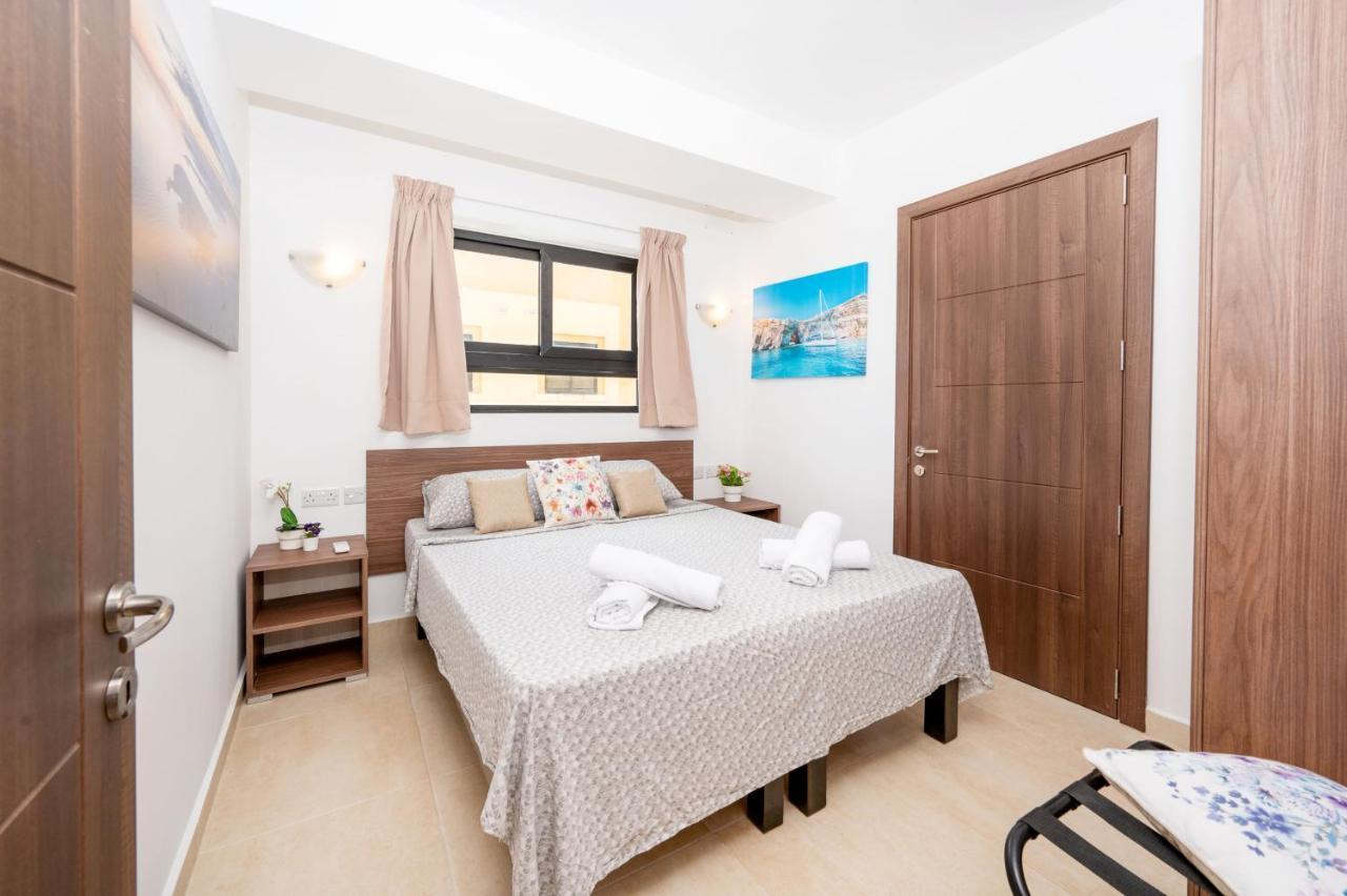 Islet Promenade Seafront Apartment With Large Corner Terrace By Getawaysmalta St. Paul's Bay Exterior photo